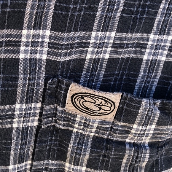 DisneyLand Resort Button Up | SIZE M - Picture 4 of 6